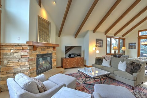 Spacious living room with gas fireplace and SmartTV