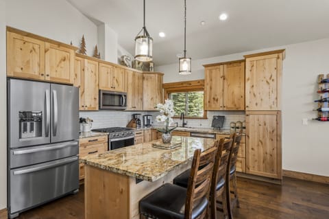 Kitchen: Mountain View Lodge