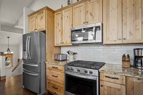 Kitchen: Mountain View Lodge