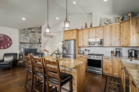 Kitchen: Mountain View Lodge