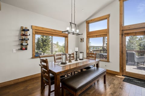 Dining Room: Mountain View Lodge