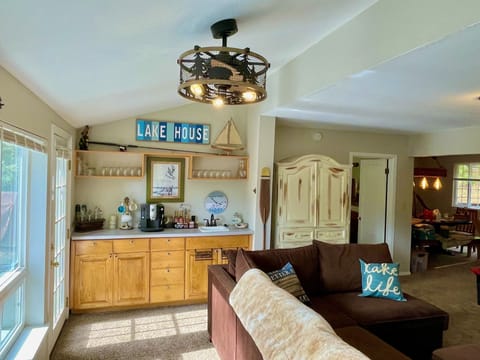 Almanor Lake House, Beach, Dock and Mooring Ball. House in Hamilton Branch