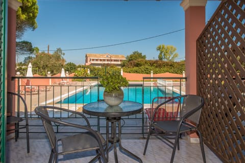 Georgia Apartment 6 Sidari by the terrace