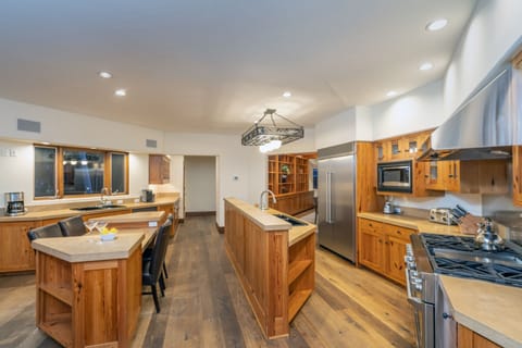 4.04-MV-Slopeside-Villa-Kitchen-3