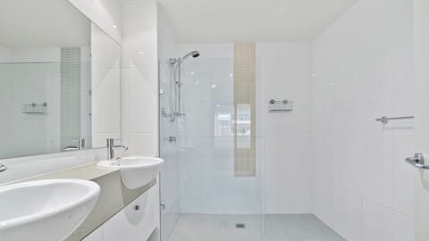 Combined shower/tub