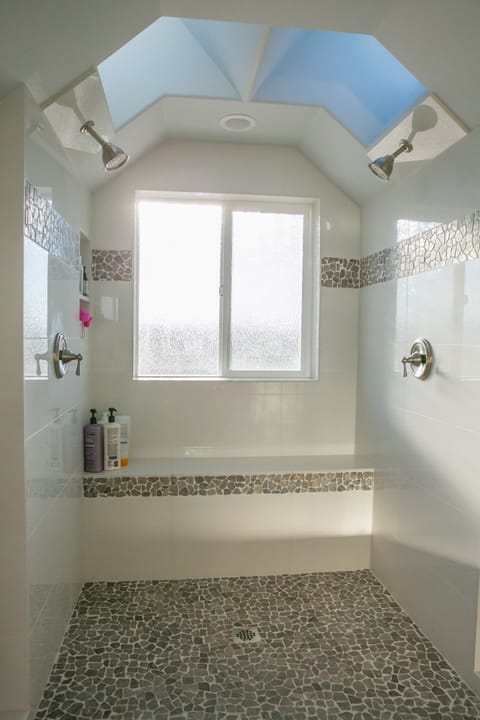 Combined shower/tub, hair dryer, towels, soap