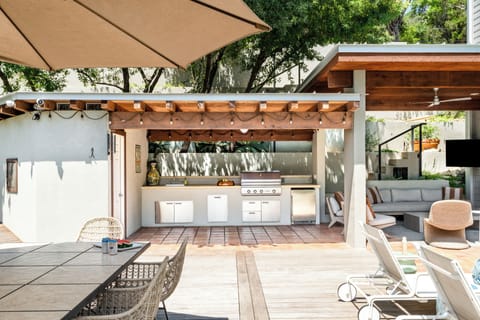 Overview of outdoor area facing back of property