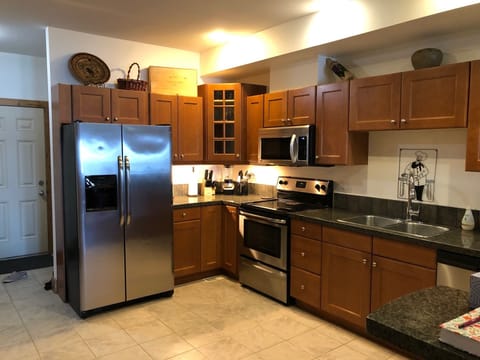 Private kitchen | Fridge, microwave, oven, stovetop