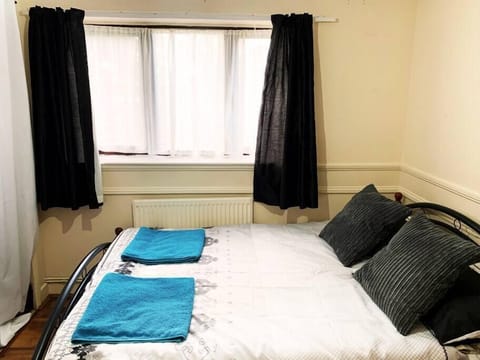 2 bedrooms, iron/ironing board, internet, bed sheets