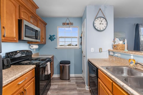 Coffee machine & coffee, toaster, Enough utensils to cook Thanksgiving dinner!
