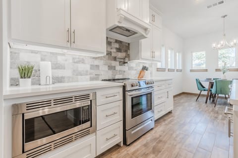 Private kitchen | Fridge, microwave, oven, stovetop