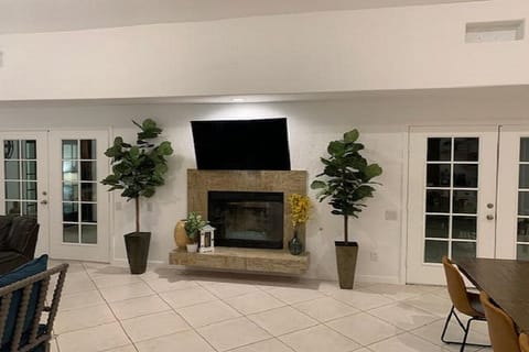 Smart TV, fireplace