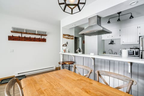 Dining Room | Dishware/Flatware Provided