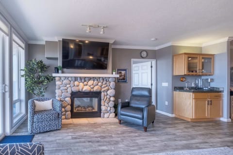 Thundering Sea, Enjoy a Cozy Fire in Front of the Waves