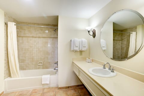 Combined shower/tub, hair dryer, towels