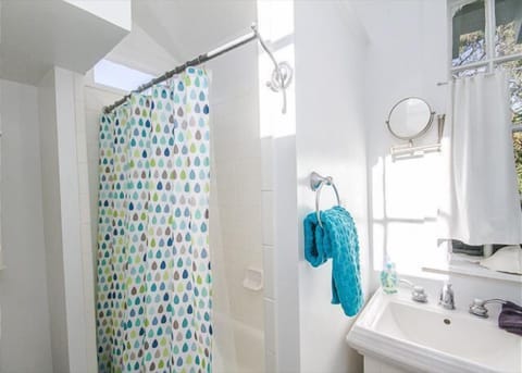 Combined shower/tub, hair dryer, towels