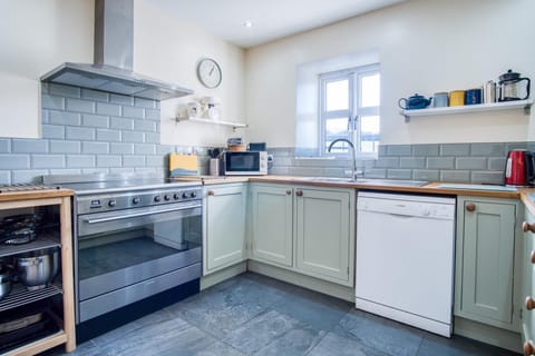 The Chaffhouse - 4 Bedroom - Llangennith (6708)