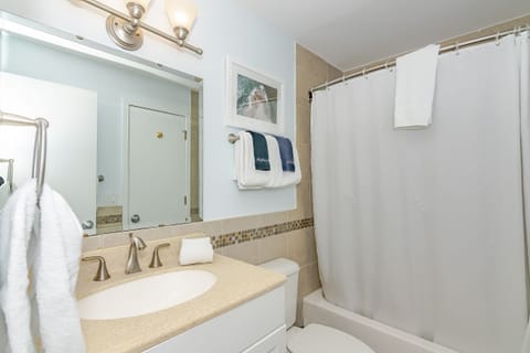 Combined shower/tub, hair dryer, towels