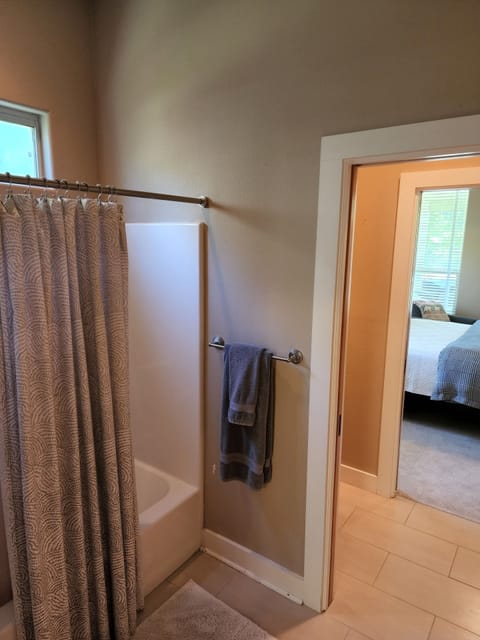 Combined shower/tub, jetted tub, hair dryer, towels