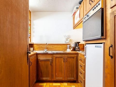 Fridge, oven, toaster, cookware/dishes/utensils