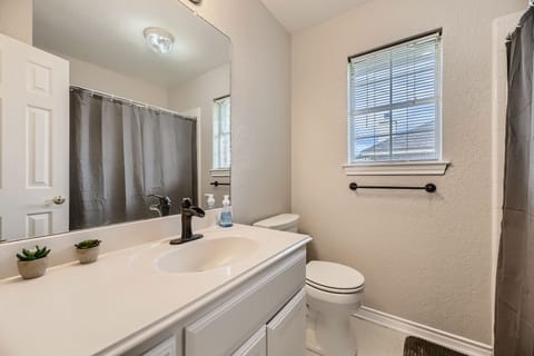 Combined shower/tub, hair dryer, towels