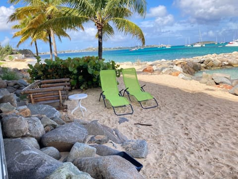 Beach nearby, sun loungers, beach towels