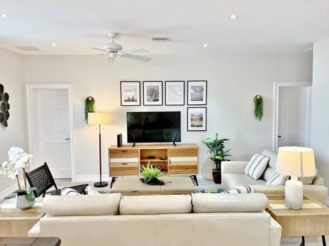 Living area | Smart TV, books, video library