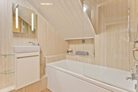 Combined shower/tub, towels