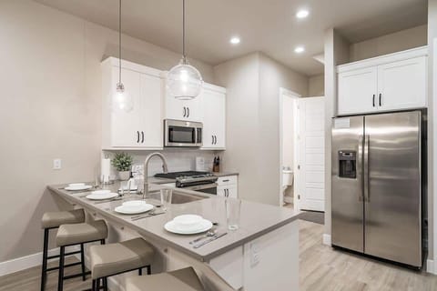 Beautiful fully-stocked kitchen with bar seating for 4