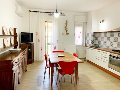 Fridge, oven, stovetop, coffee/tea maker