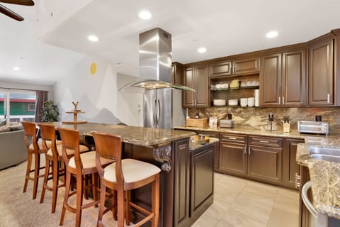 Large bar area for entertaining