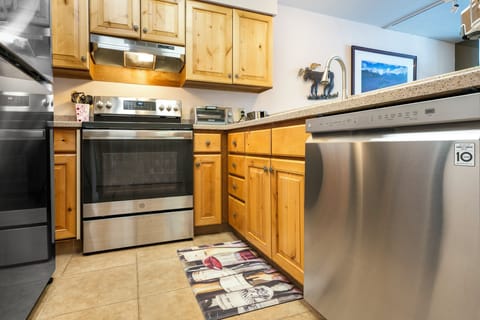 Fridge, oven, stovetop, dishwasher