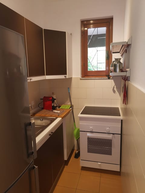 Fridge, oven, coffee/tea maker, electric kettle