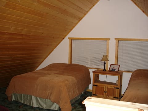 Loft with 2-full & 2-twin beds