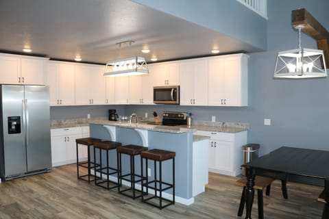 Private kitchen | Fridge, microwave, oven, stovetop