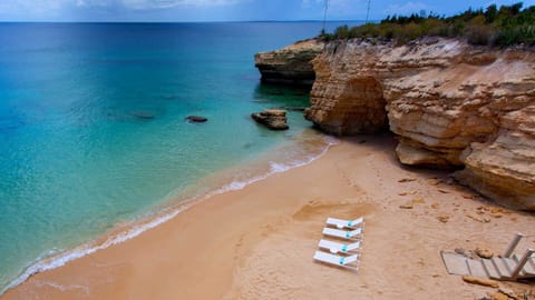 Beach nearby, sun loungers, beach towels