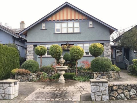 Larkspur Manor Suites