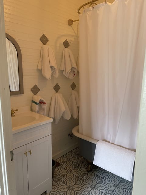 Combined shower/tub, towels, soap, toilet paper