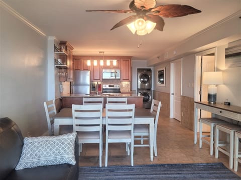 Table seating forsix Bar seating for four. Buffet seating for three.