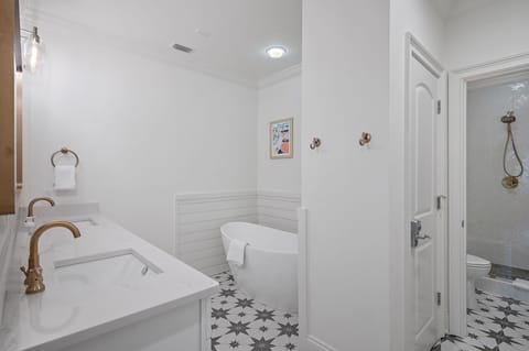 Combined shower/tub, jetted tub, hair dryer, towels