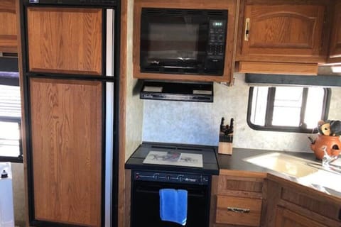 Full-size fridge, microwave, oven, stovetop