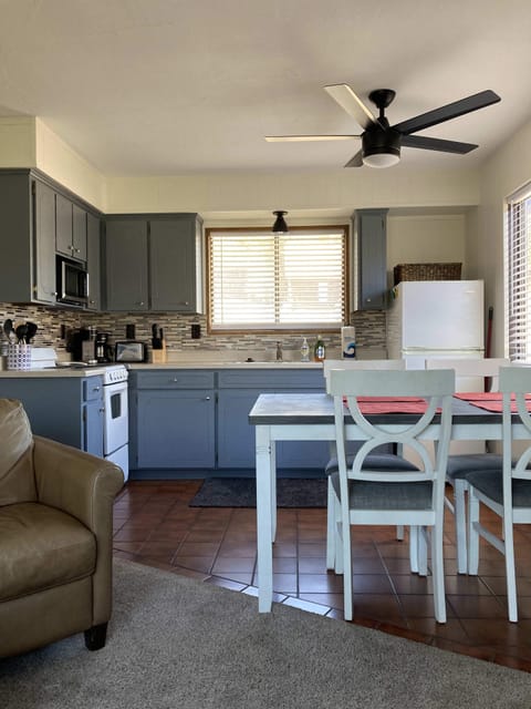 Fridge, oven, stovetop, coffee/tea maker