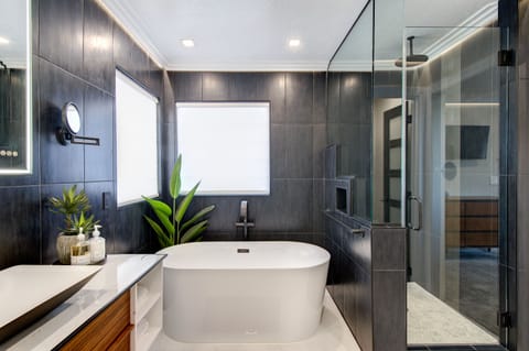 Bathroom | Combined shower/tub, hair dryer, bidet, towels