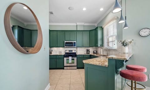 Fully Stocked Kitchen (3)