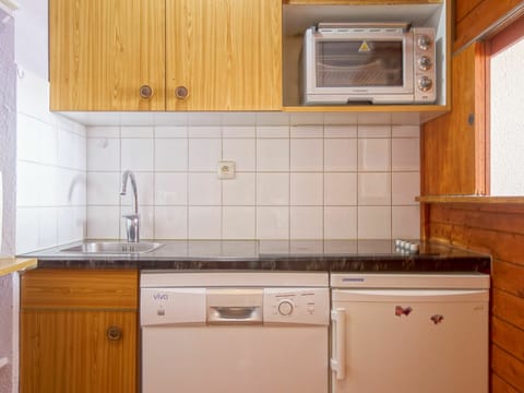 Brown, Cabinetry, Countertop, Building, Property, Kitchen Sink, Furniture, White, Kitchen, Tap