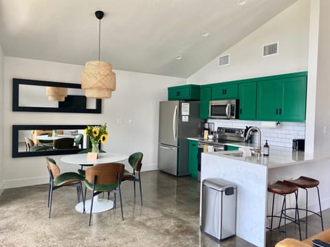 Cheerful and fresh full kitchen