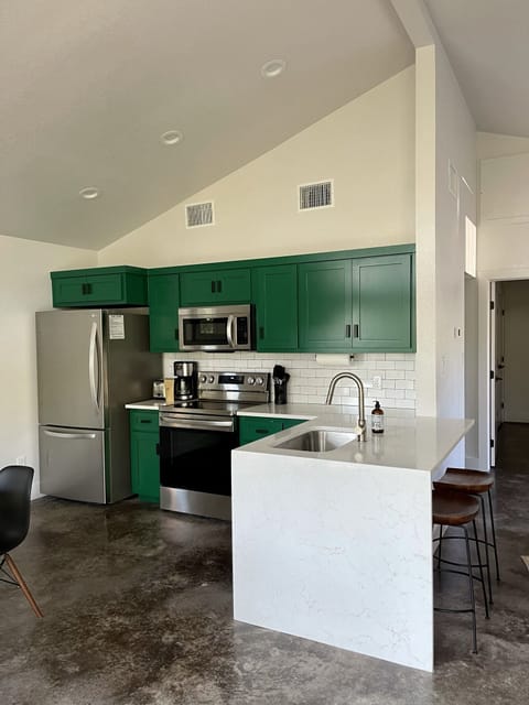 Well-appointed full kitchen