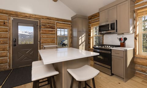 CH 13 Derringer kitchen3