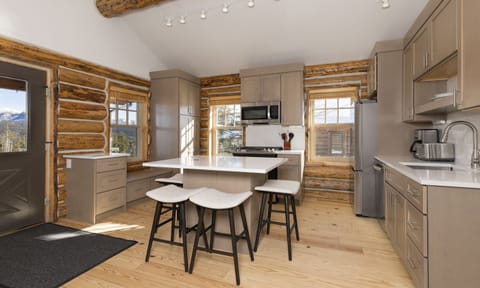 CH 13 Derringer kitchen2