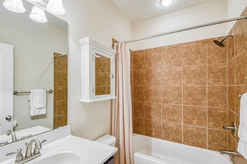 Combined shower/tub, hair dryer, towels